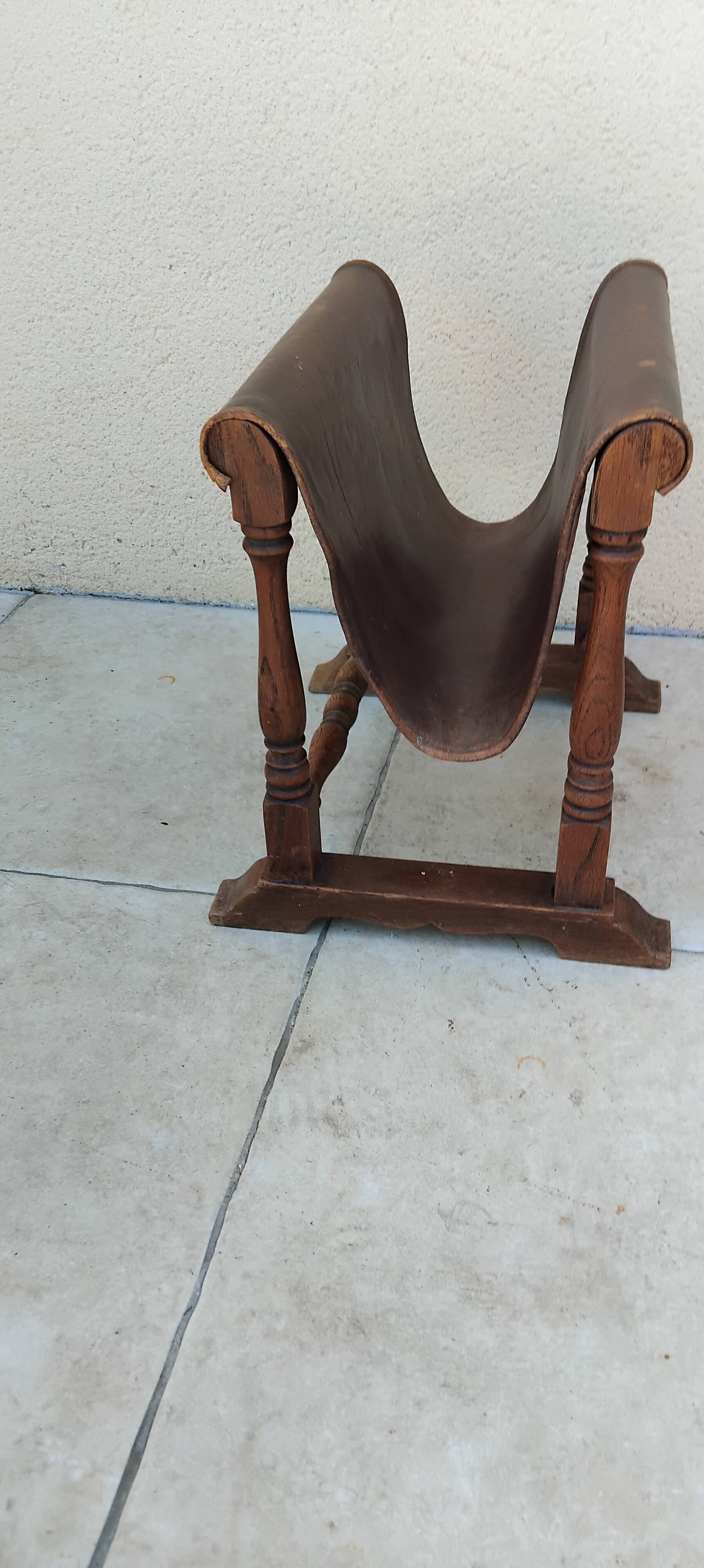 Vintage magazine rack in oak and antique leather