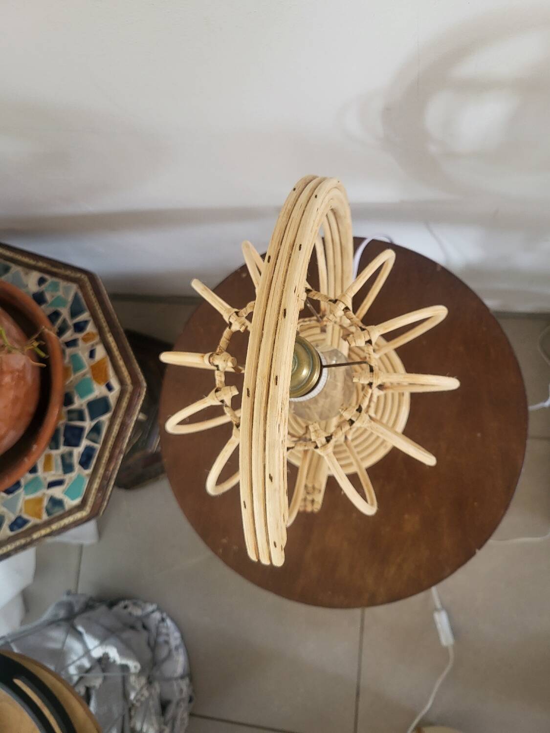 Lampe à poser en rotin formant une lune style Louis Sognot