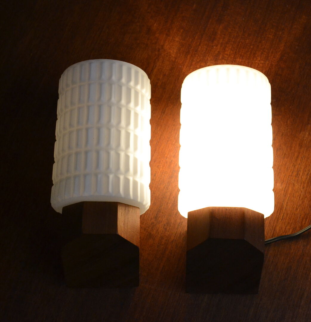 Paire d'appliques scandinaves teck opaline 60s