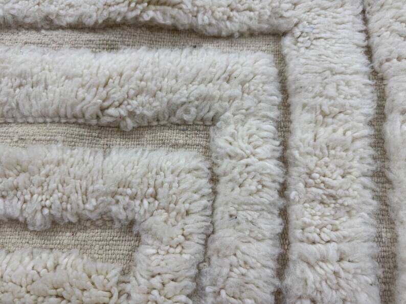 Moroccan Berber rug in natural wool 250cm x 150cm