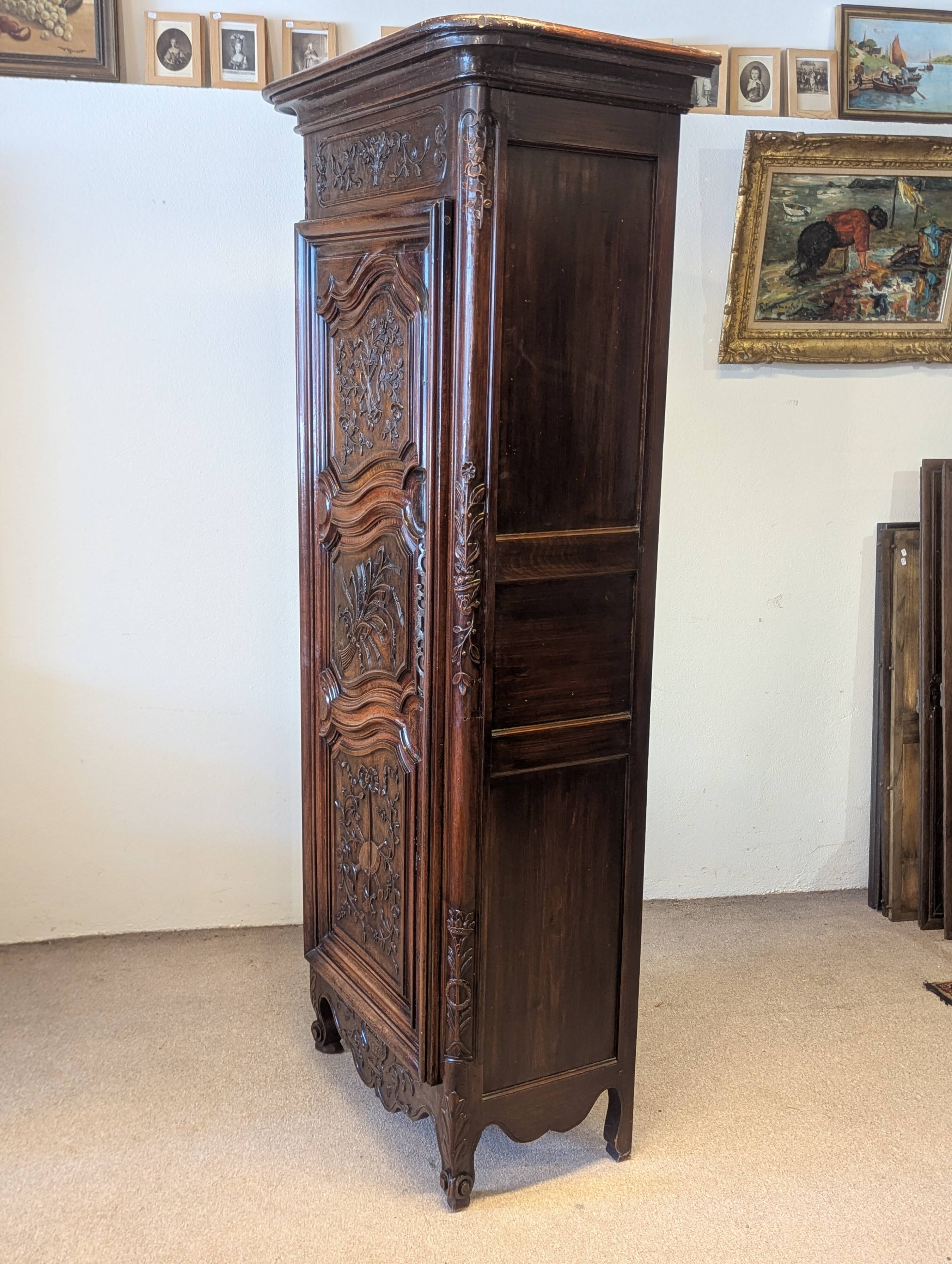 Antique Louis XV bonnetière in carved walnut – Late 18th century