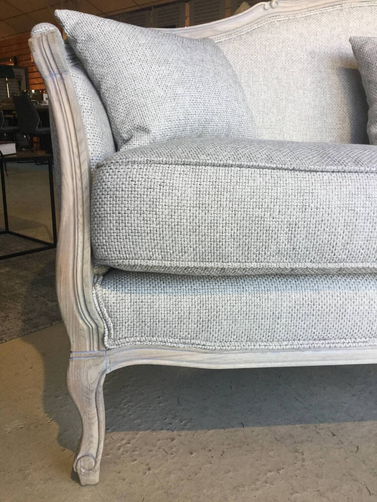 2 high-end Louis XV benches with poufs