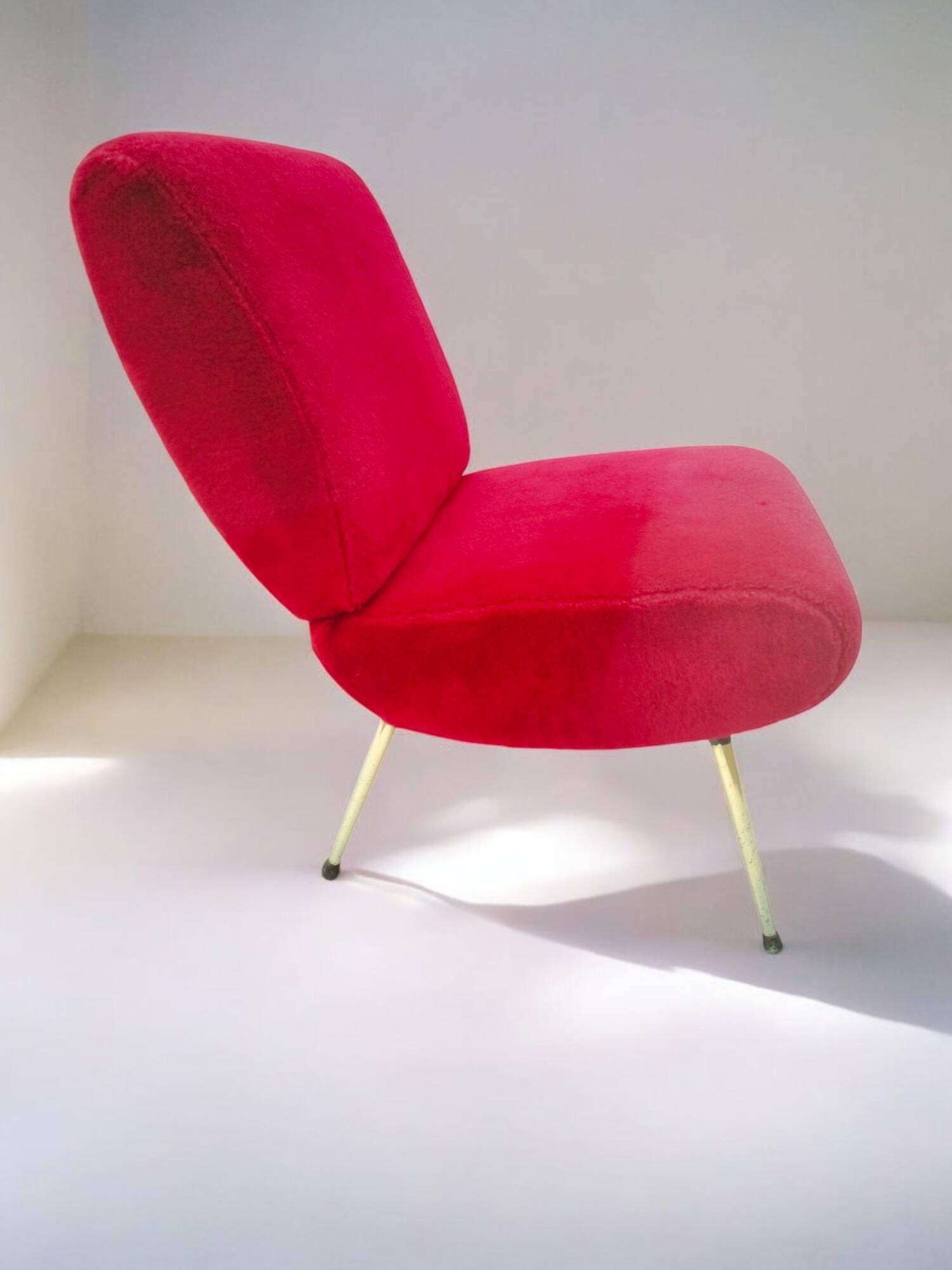 Vintage "Kiss" raspberry armchair