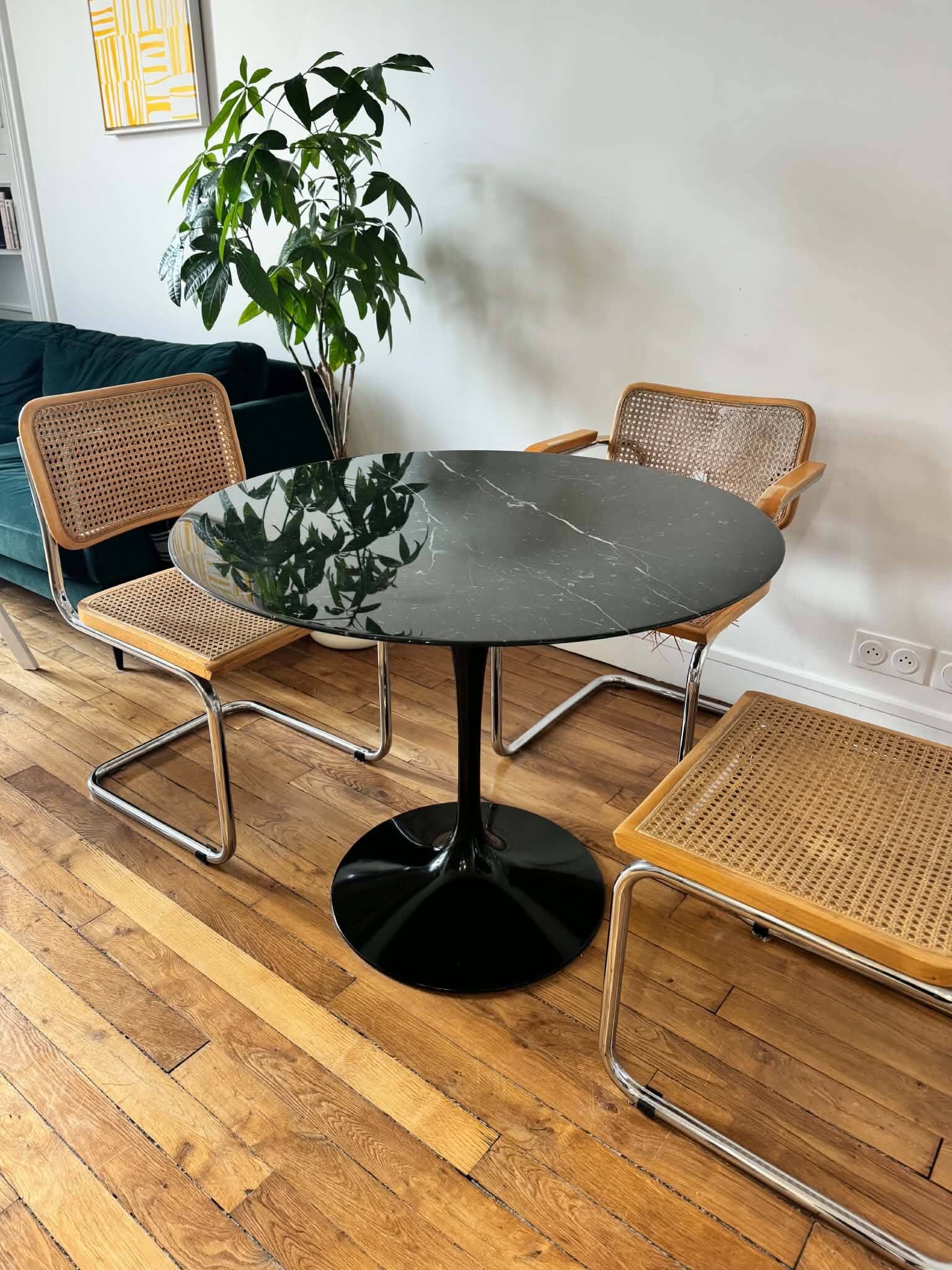 Table noire Tulipe Saarinen Knoll 90cm en marbre