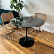 Table noire Tulipe Saarinen Knoll 90cm en marbre