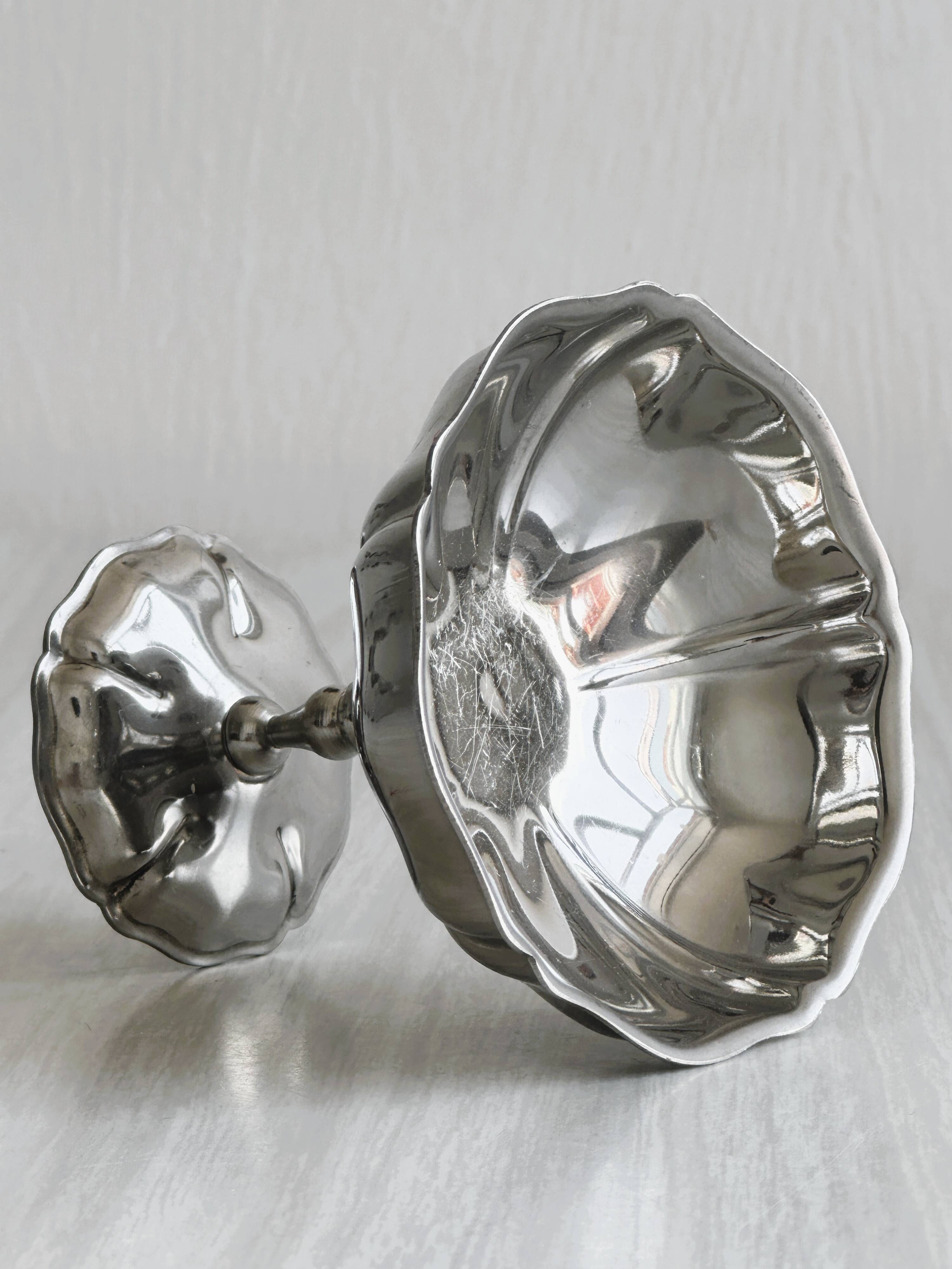 6 silver stainless steel bowls.