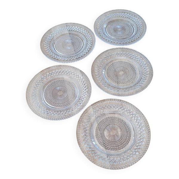 5 assiettes à dessert en verre épais ciselé transparent
