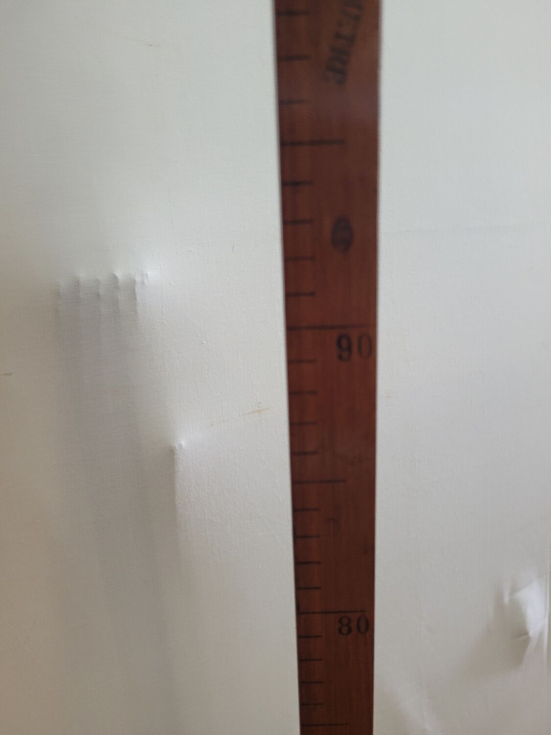 Toise de mesure ancienne en bois sur socle