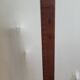 Toise de mesure ancienne en bois sur socle