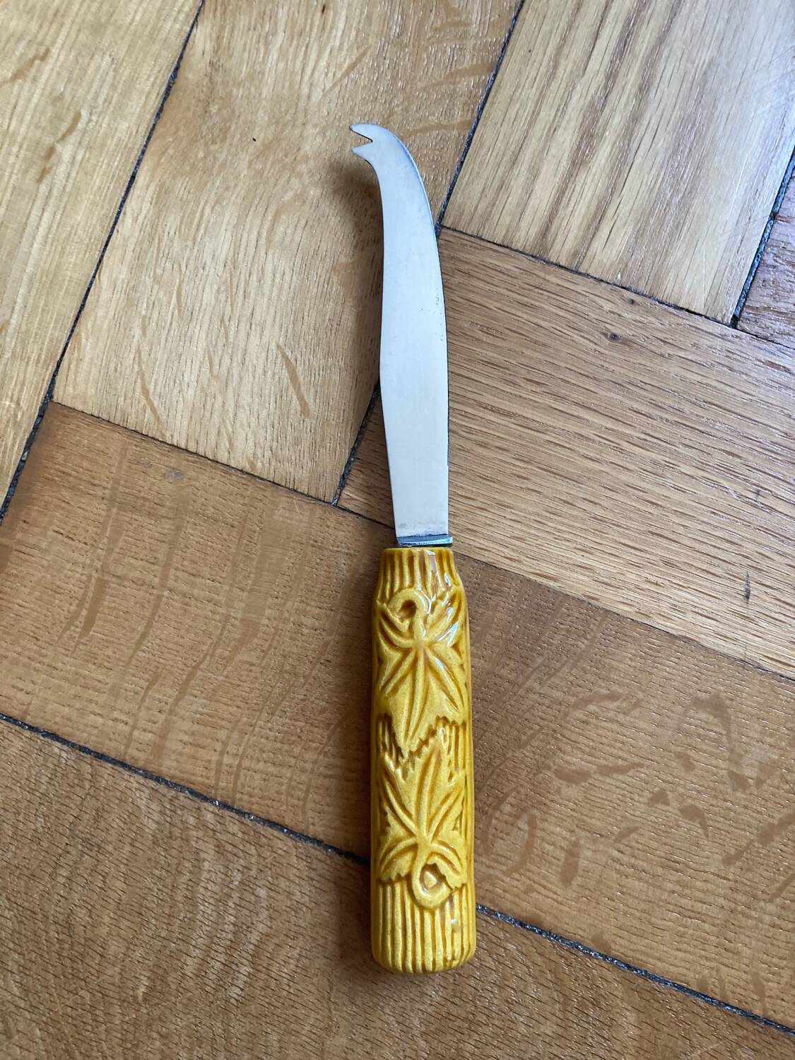 Barbotine cheese knife