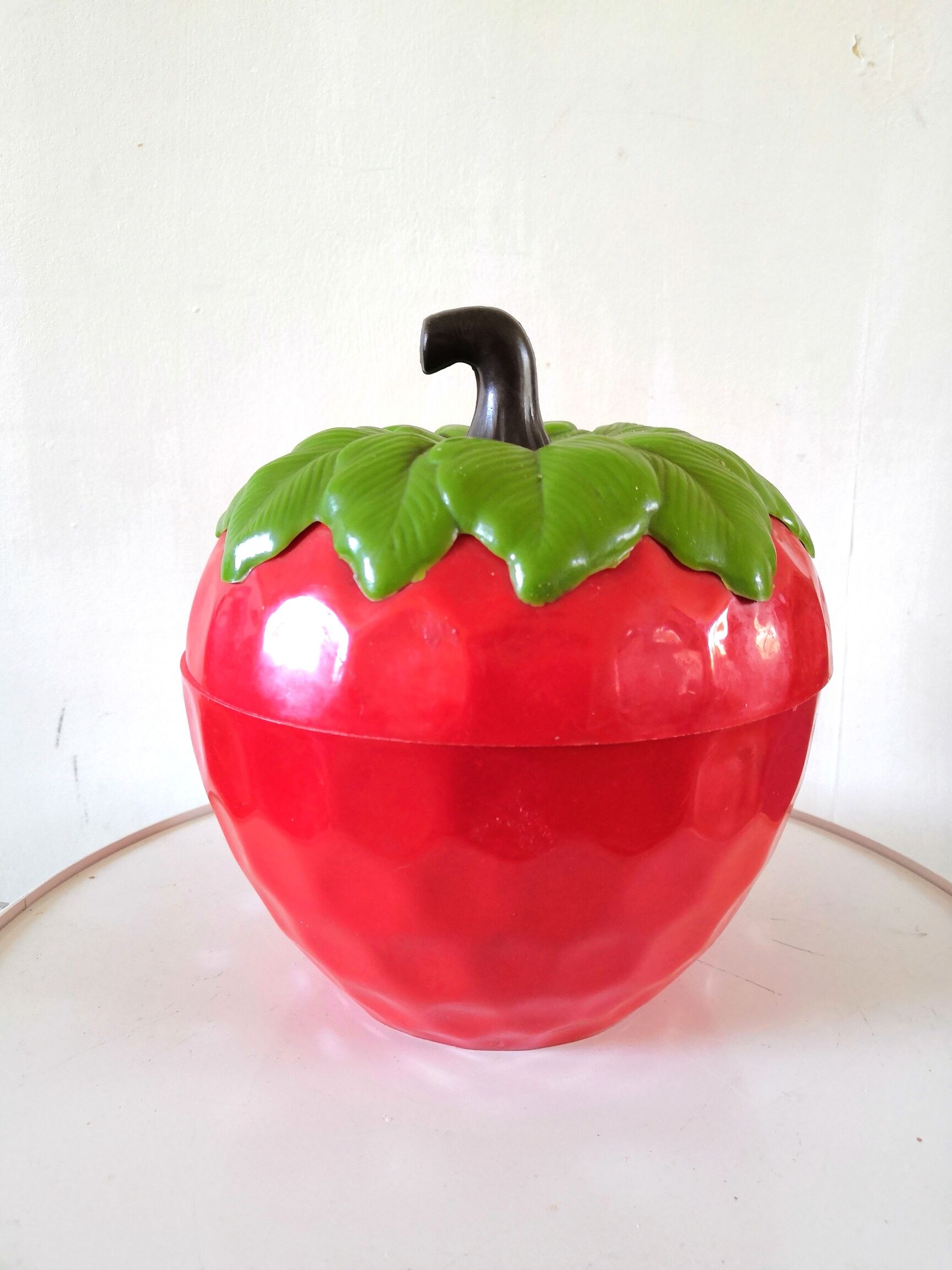 Strawberry ice bucket design 70s
