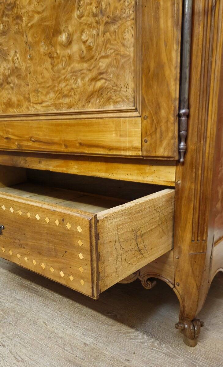 Regional bonnetière wardrobe in walnut and marquetry – 18th century.