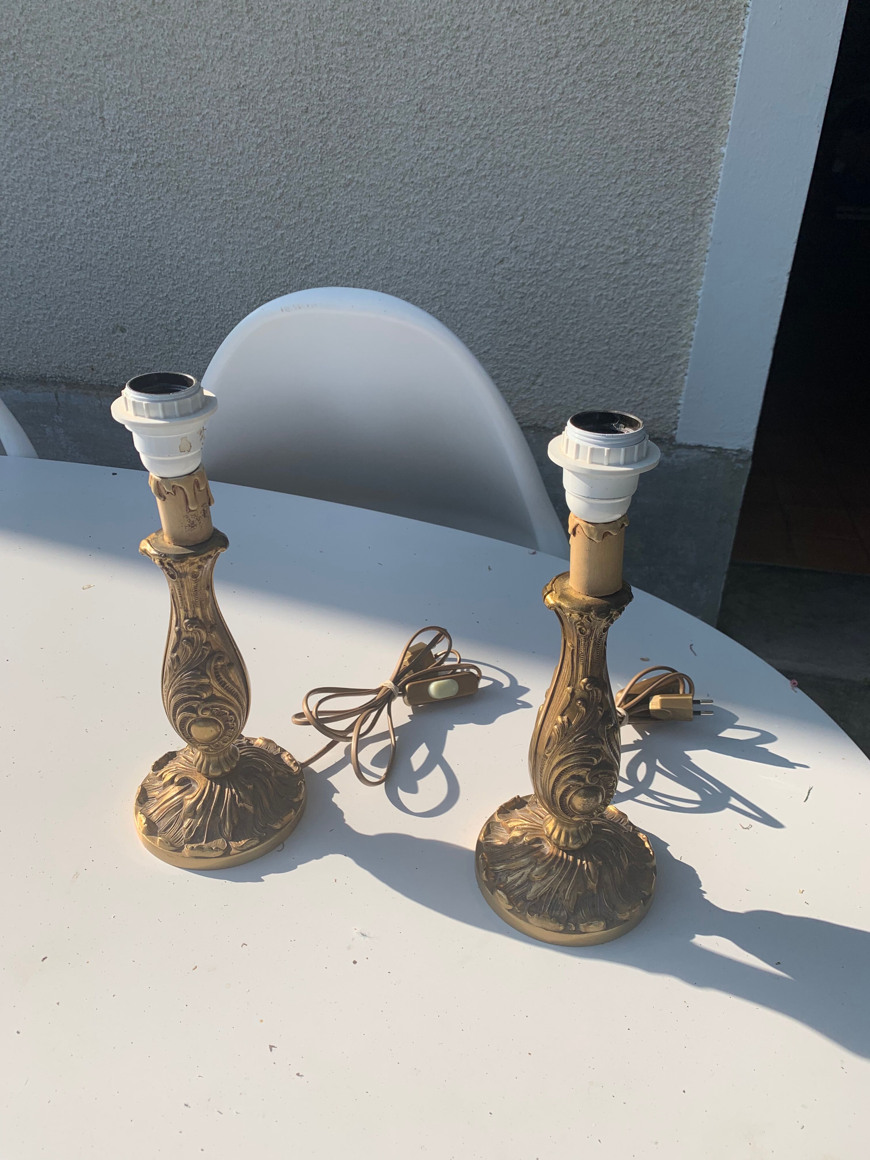 Pair of table lamps in chiseled brass vintage foliage pattern