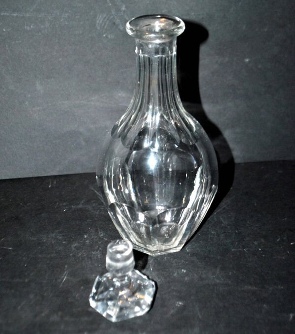 Carafe ancienne Malmaison en cristal taillé à côte plate Harcourt 21cm