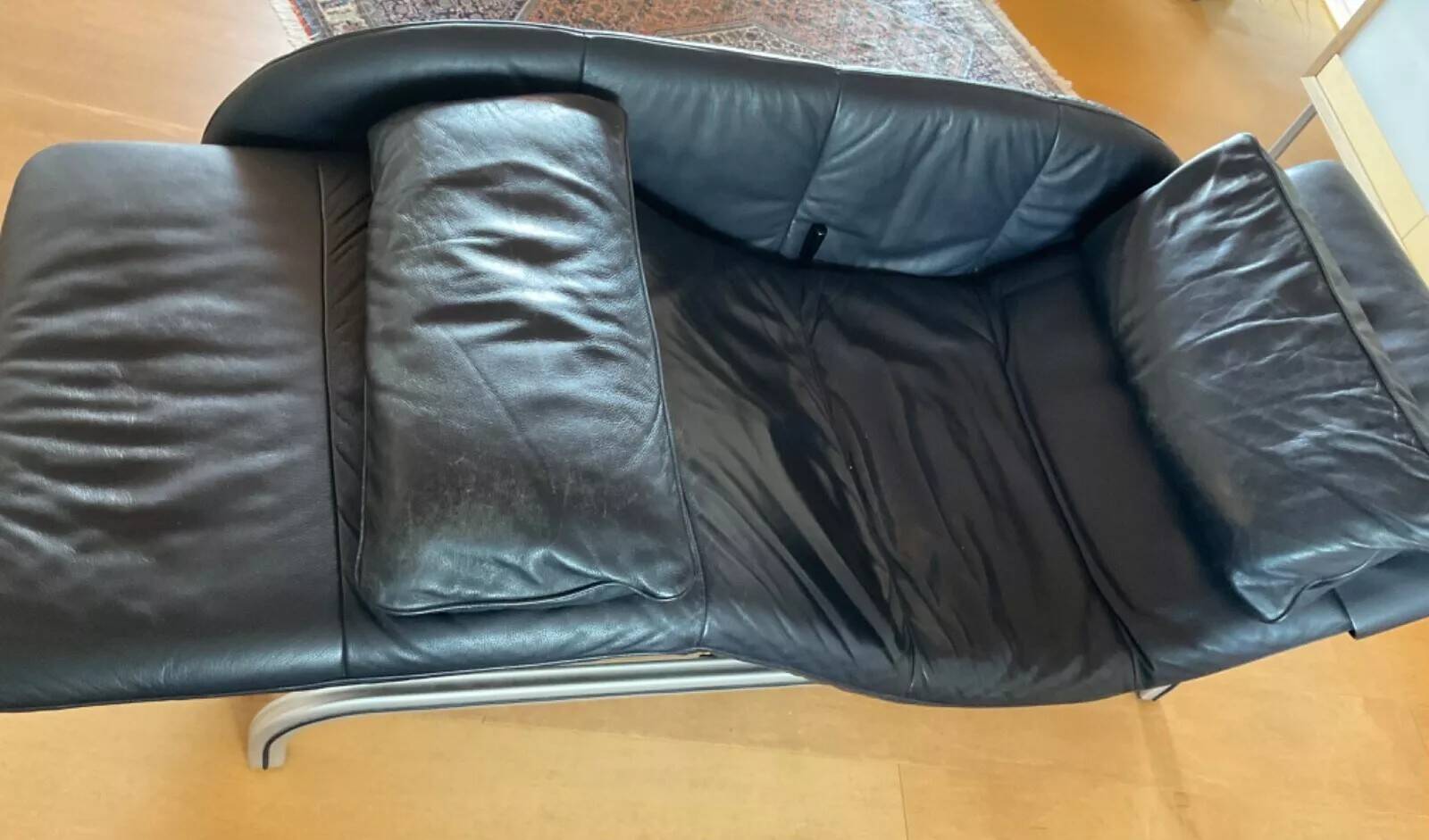 XDark brown leather chaise longue