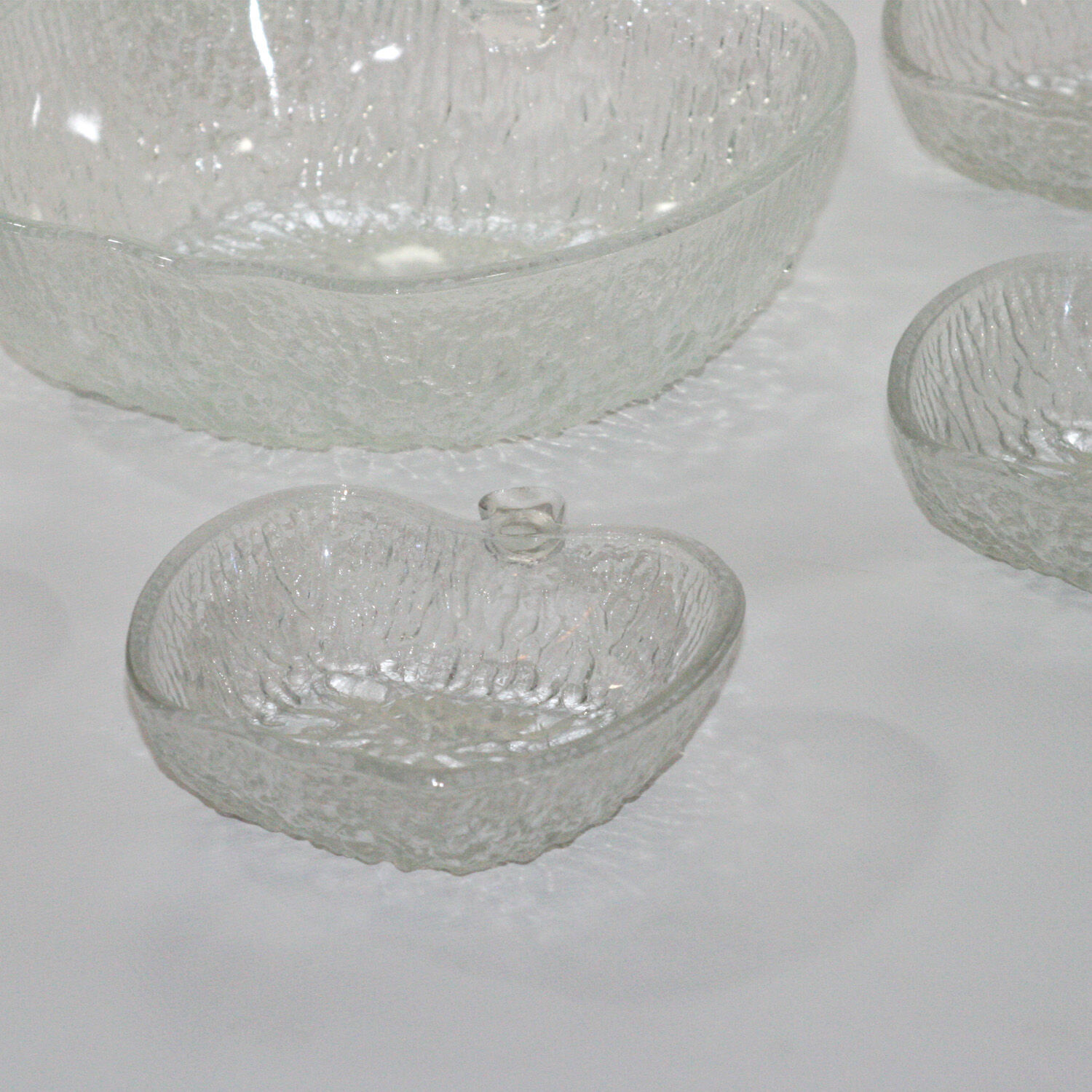 Service a dessert Apple Bowl and its 6 cups