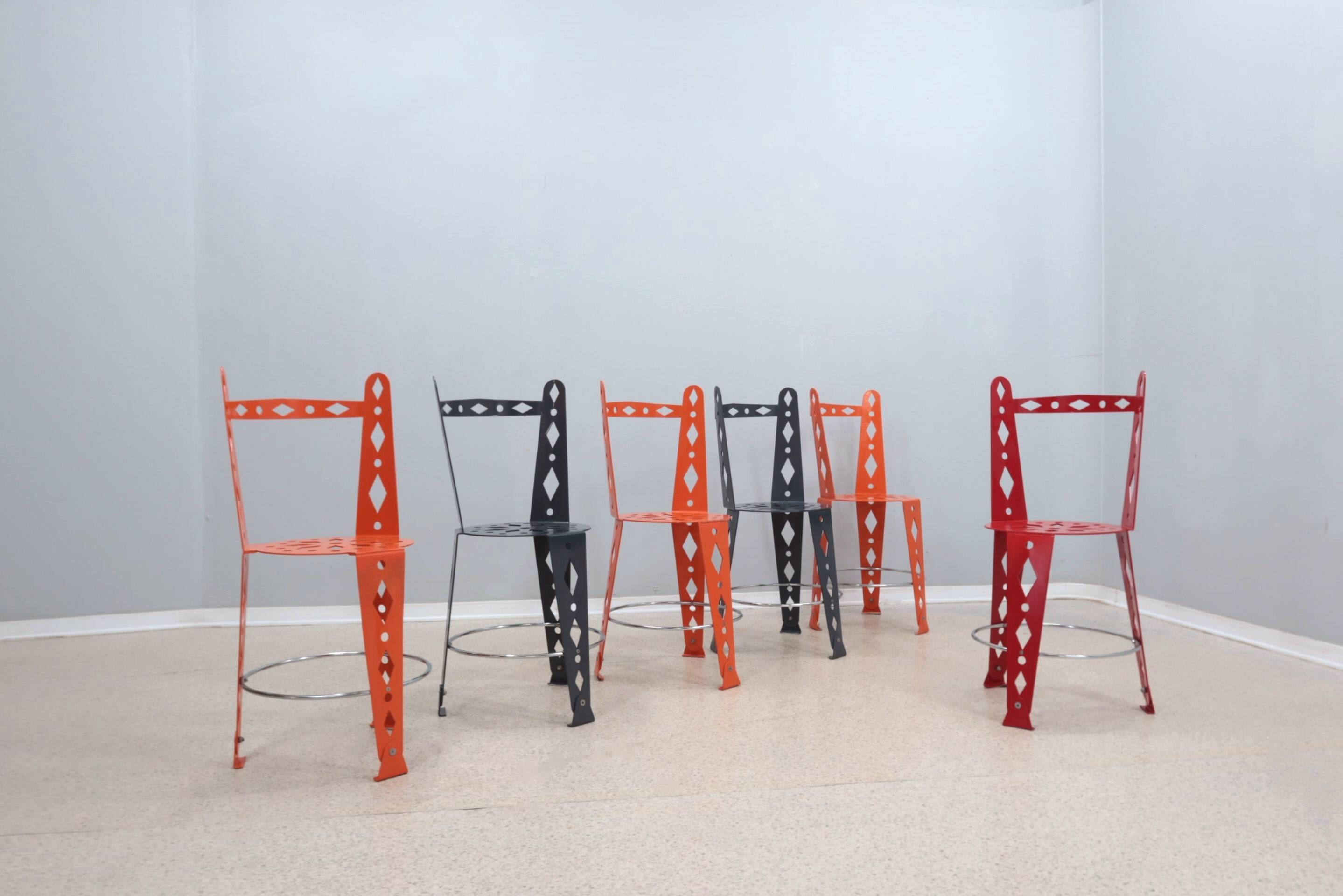 Suite de 6 chaises post-modernes en métal laqué artifort années 2000