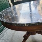 Round pedestal table with marble top and mahogany tripod from the 19th century