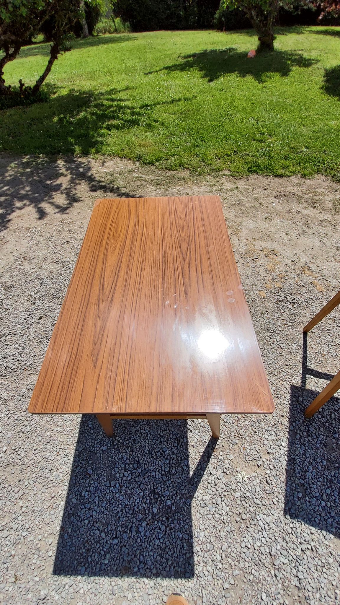 Bureau des années 50 pieds compas en hêtre blond et formica 3 tiroirs