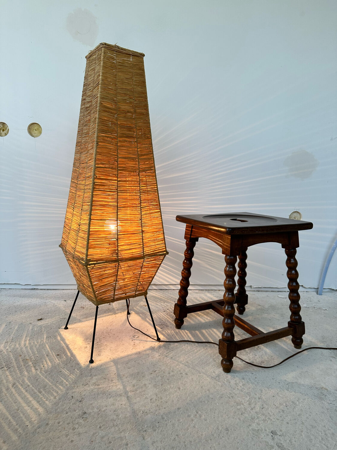 Table lamp in metal and raffia, 50s design