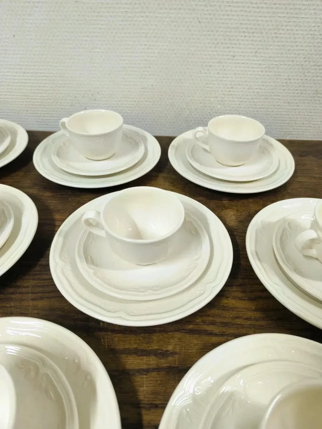 Set of 9 Villeroy and Boch Cortina mugs.