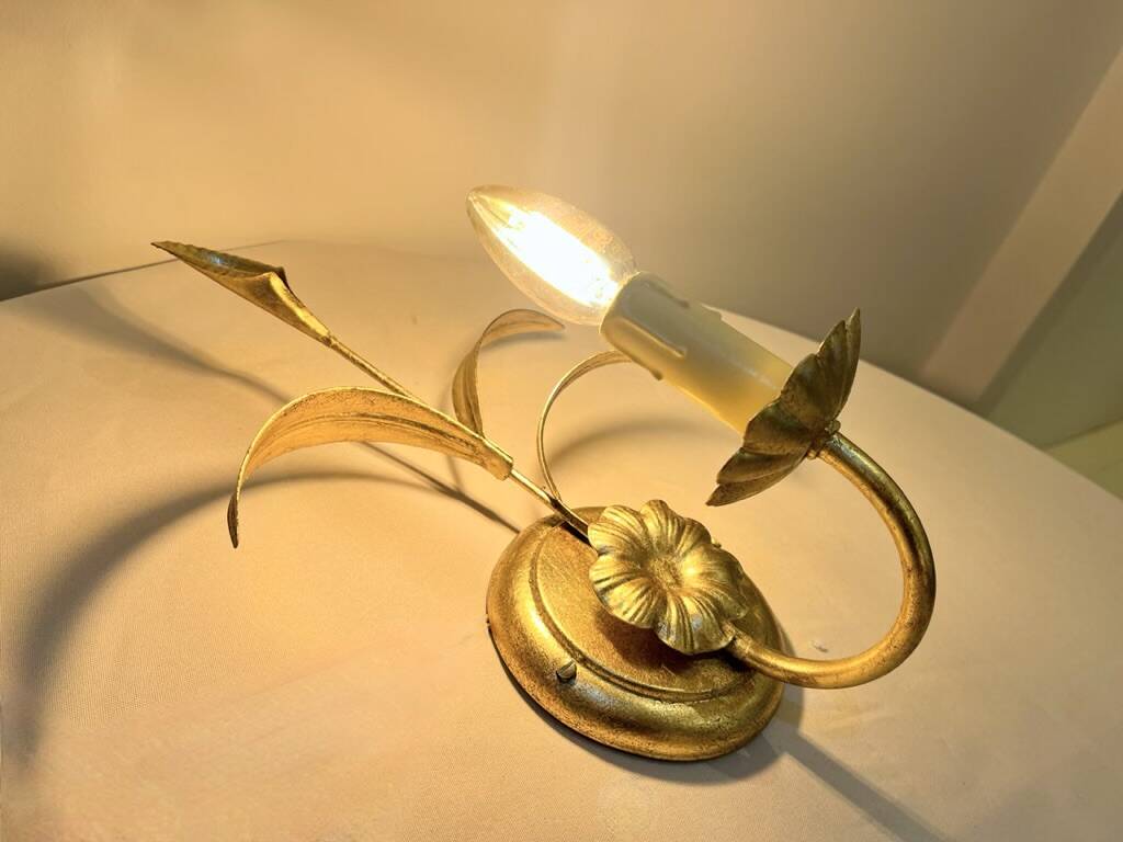 Gold leaf metal flower wall sconce, 1970s-1980s, Hollywood Regency Masca