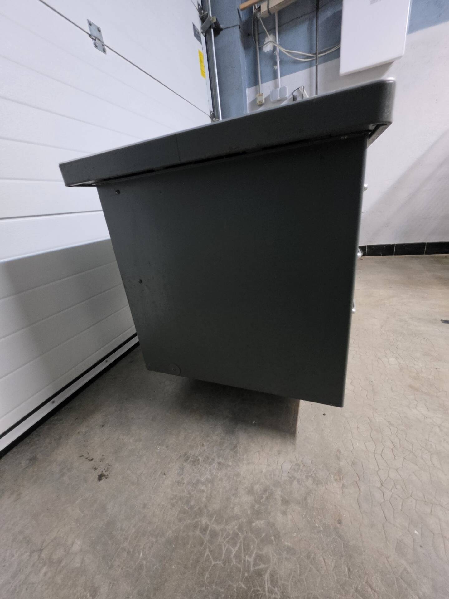Strafor industrial desk