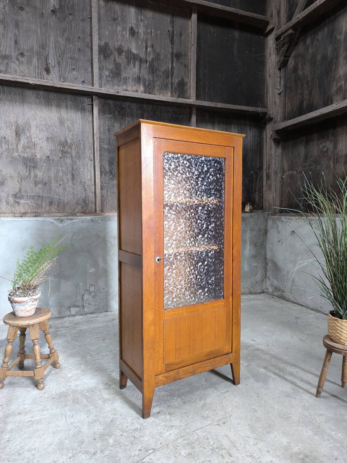 Armoire parisienne vitrée