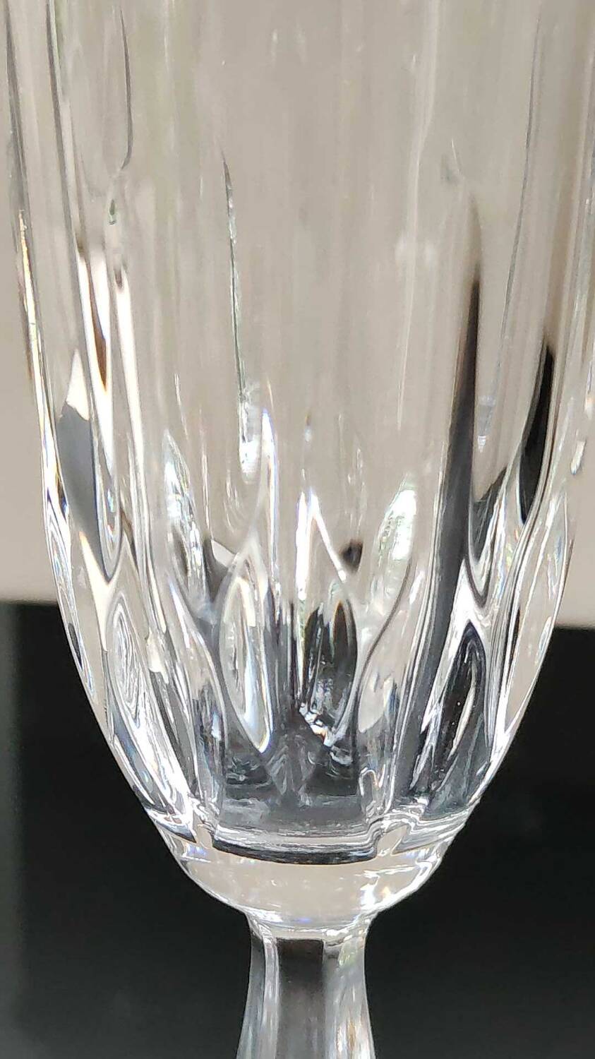 Lot 5 Large champagne flutes in cut crystal. Diamond drop/point patterns. High 20.5 cm