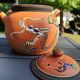 Théière japonaise décorative ancienne en terre cuite tons orangés, à décor de dragon émaillé multico