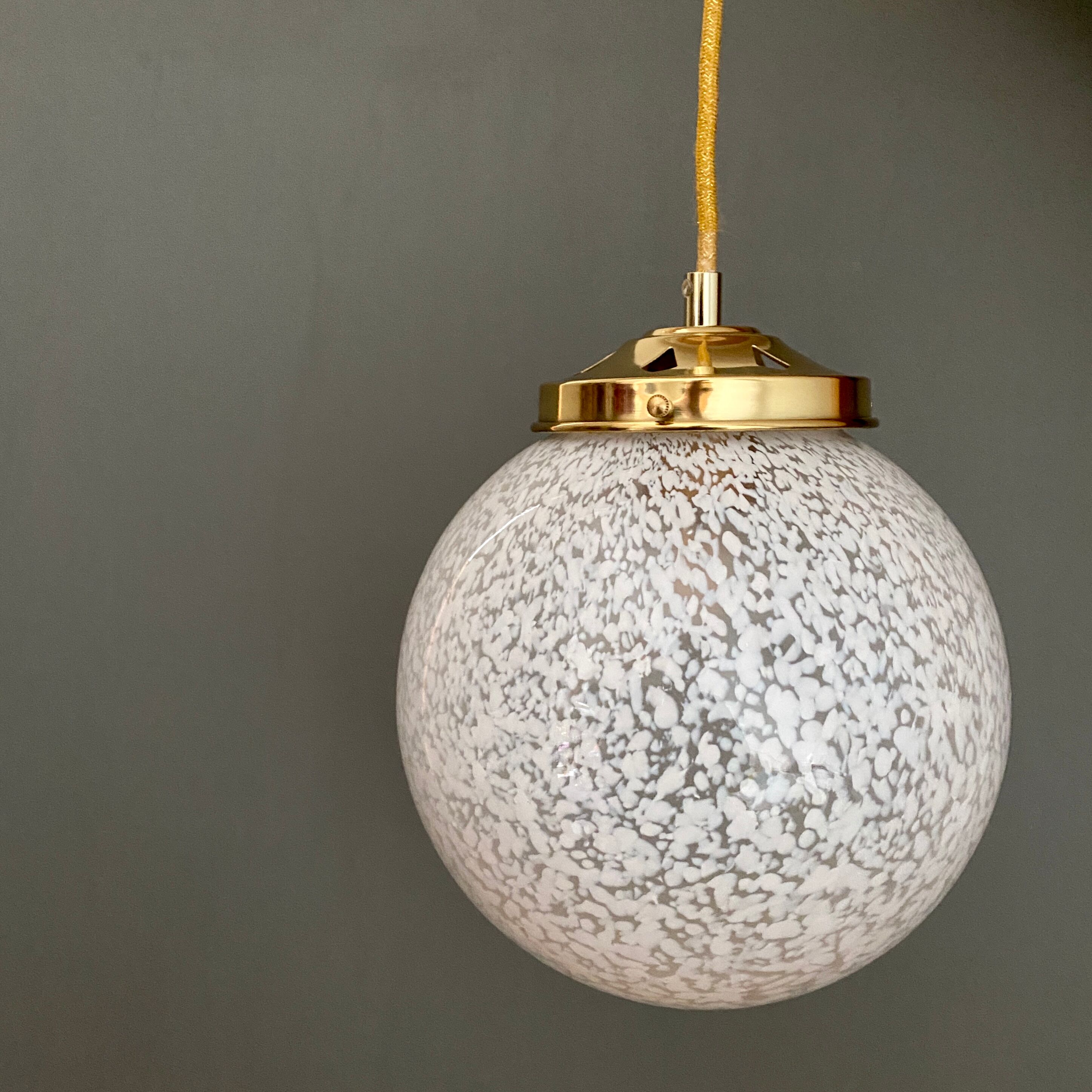 Suspension globe vintage en verre de Clichy blanc
