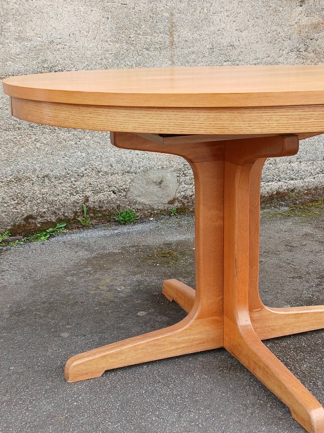 Extendable round table in elm