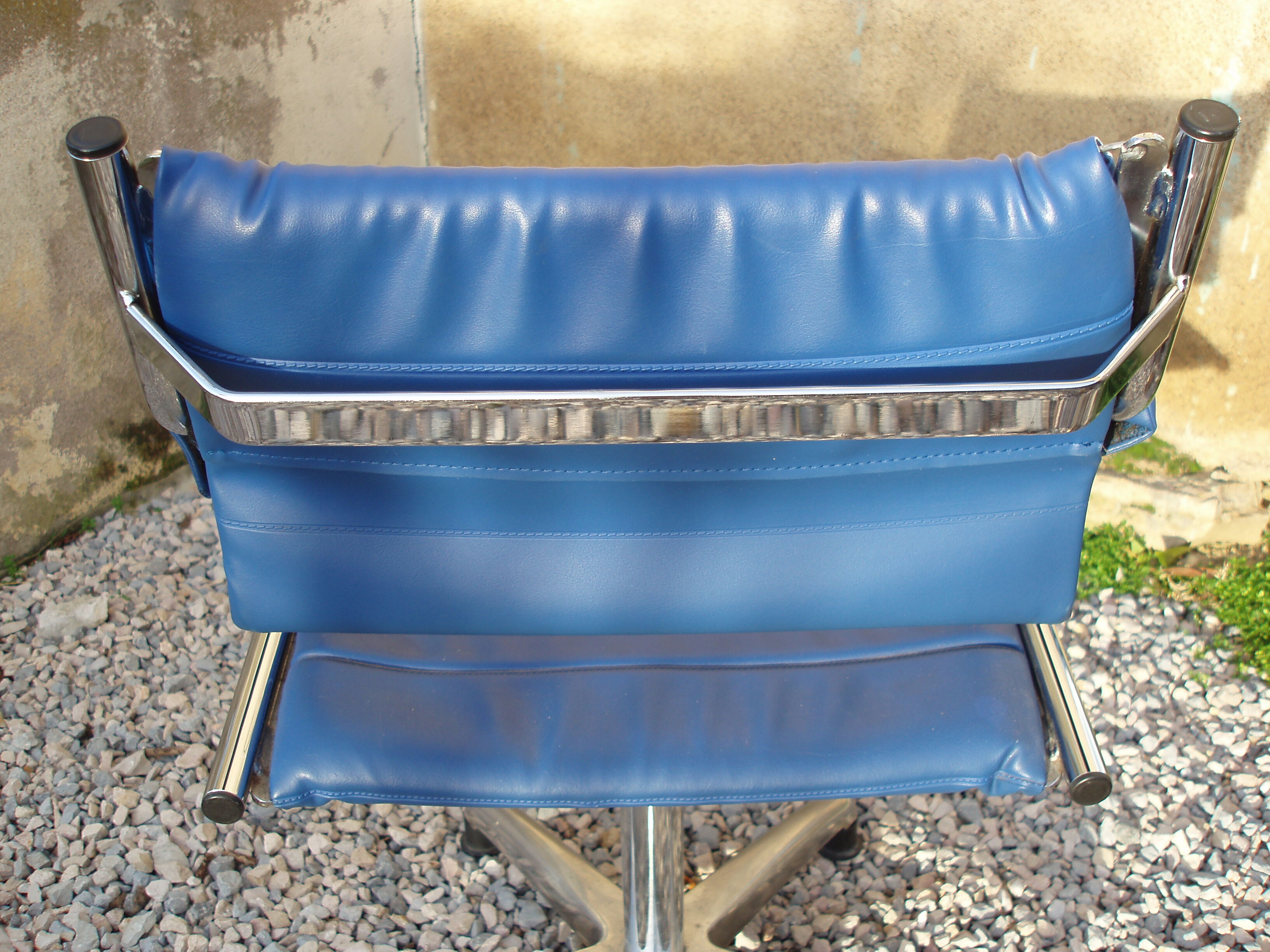 Blue office chair of the 70s swivelling