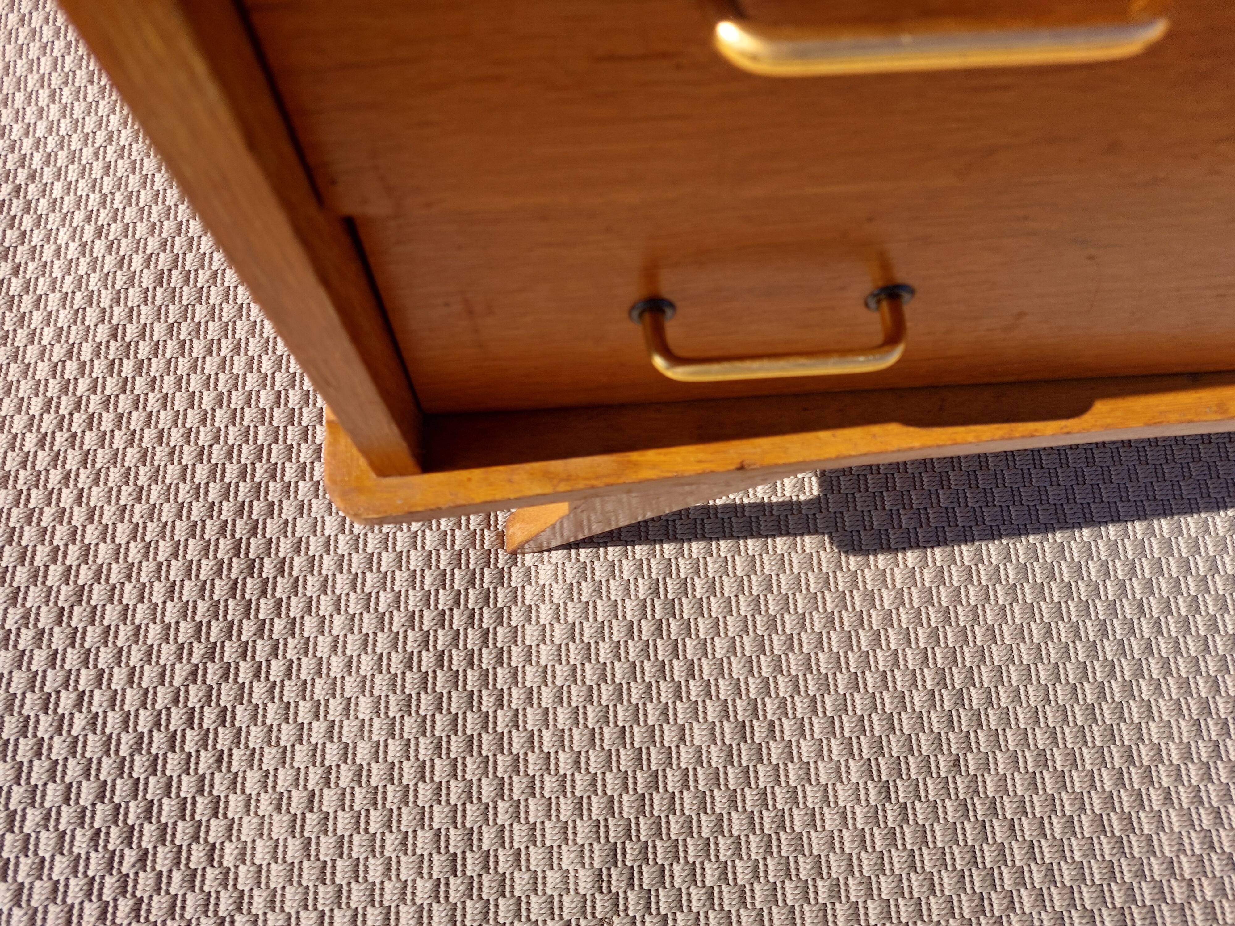 commode vintage aux pieds compas