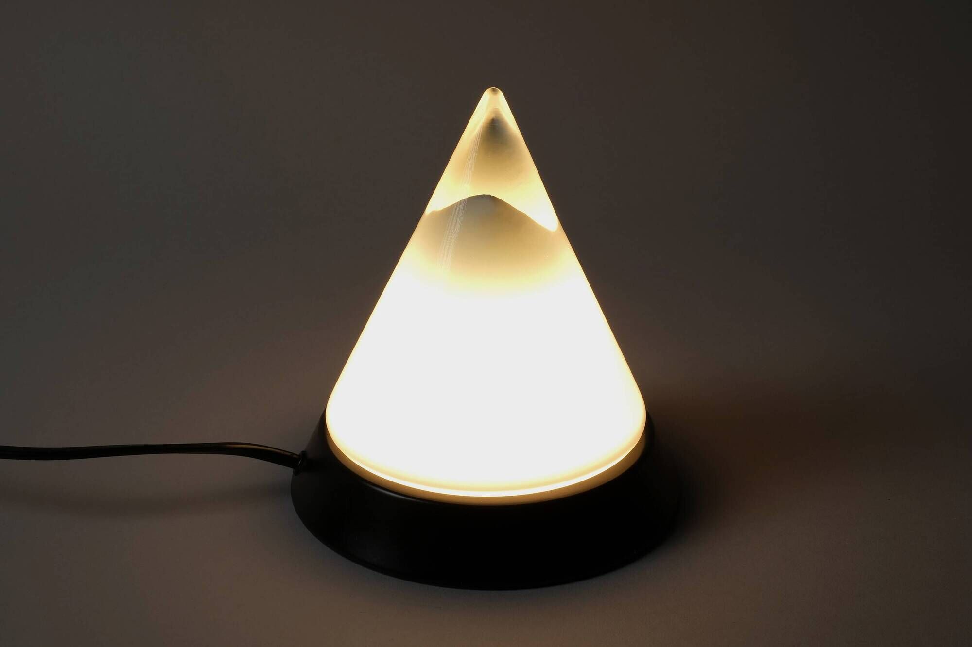 Lampe de table conique Kibo de Peill & Putzler, design postmoderne des années 1980.