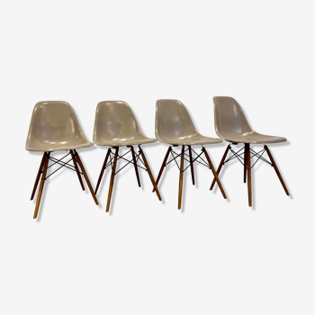 4 Chaises en fibre de verre Eames DSW pour Herman Miller