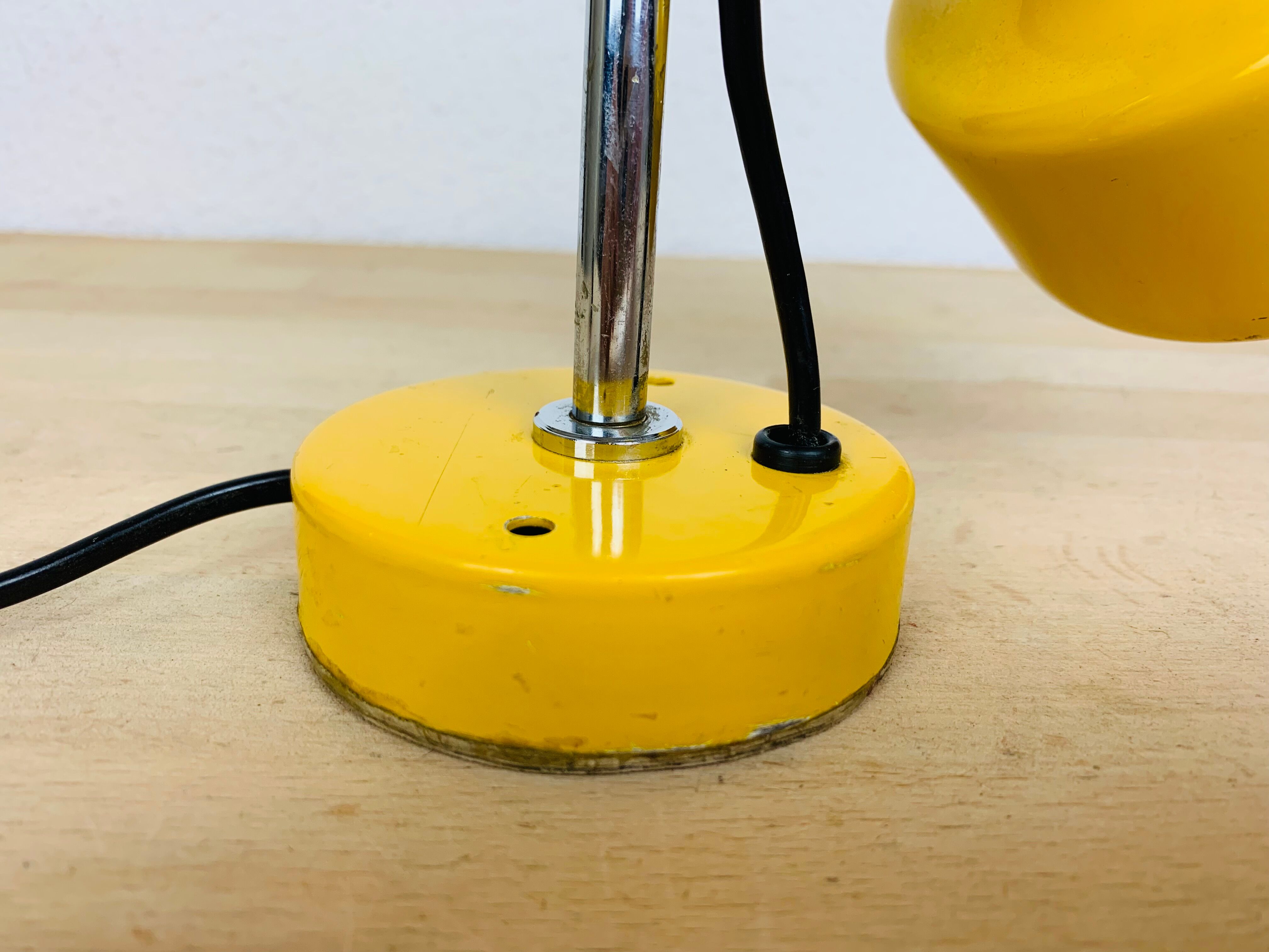 Yellow spot lamp to pose 70s