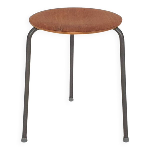 Tabouret tripode en teck et métal inspiré d'Arne Jacobsen, Danemark, années 1960 — Beyit
