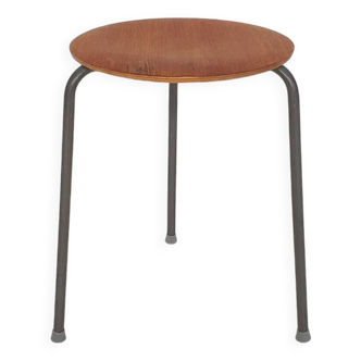 Tabouret tripode en teck et métal inspiré d'Arne Jacobsen, Danemark, années 1960