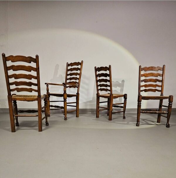 4 chaises à dossier échelle / 1 accoudoir / avec coussins en jonc