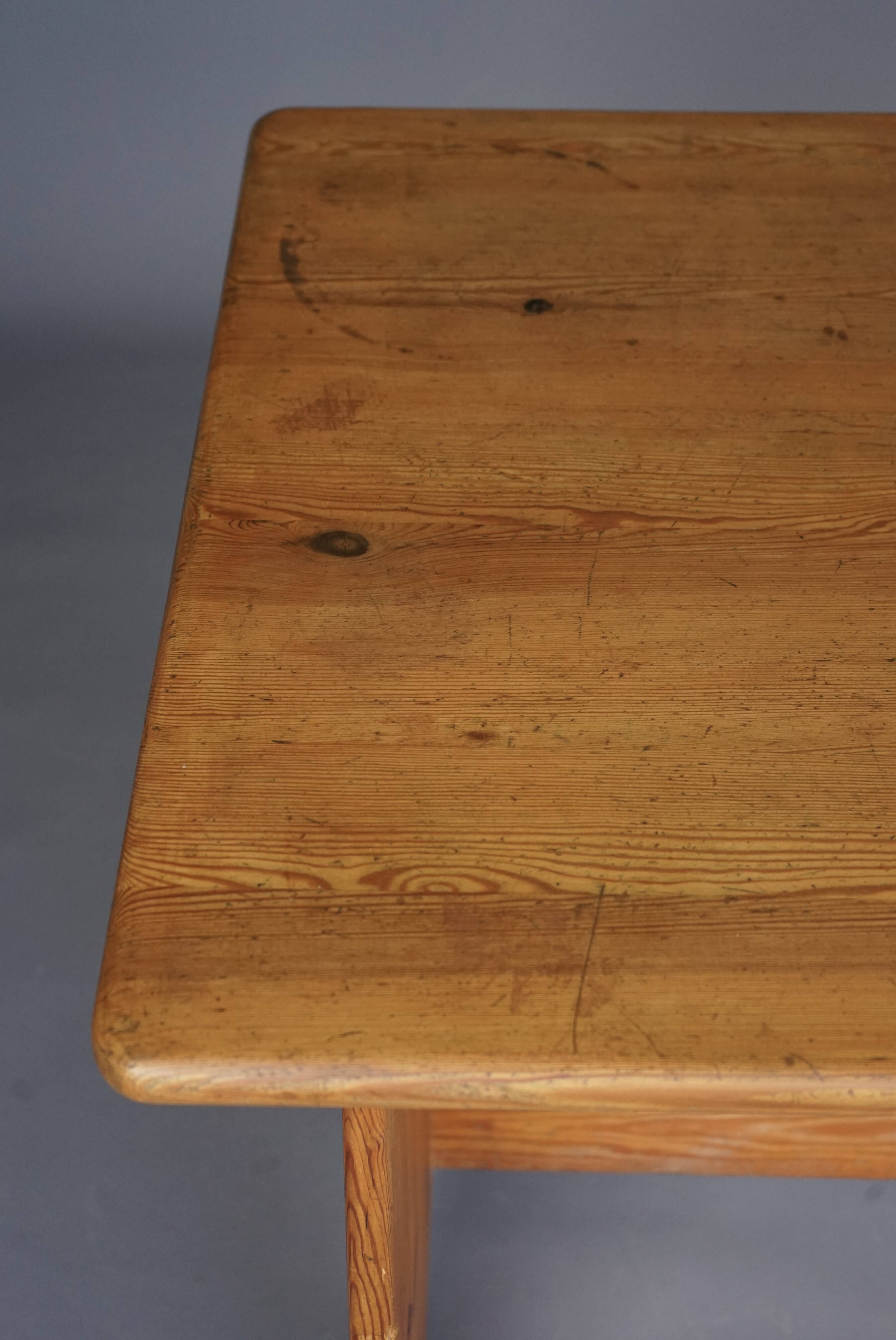 Table en pin suédois par Gilbert Marklund pour Furusnickarn Ab, années 1960