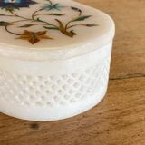 Boite en albâtre blanc décor floral incrusté