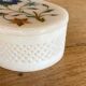 Boite en albâtre blanc et décor floral incrusté