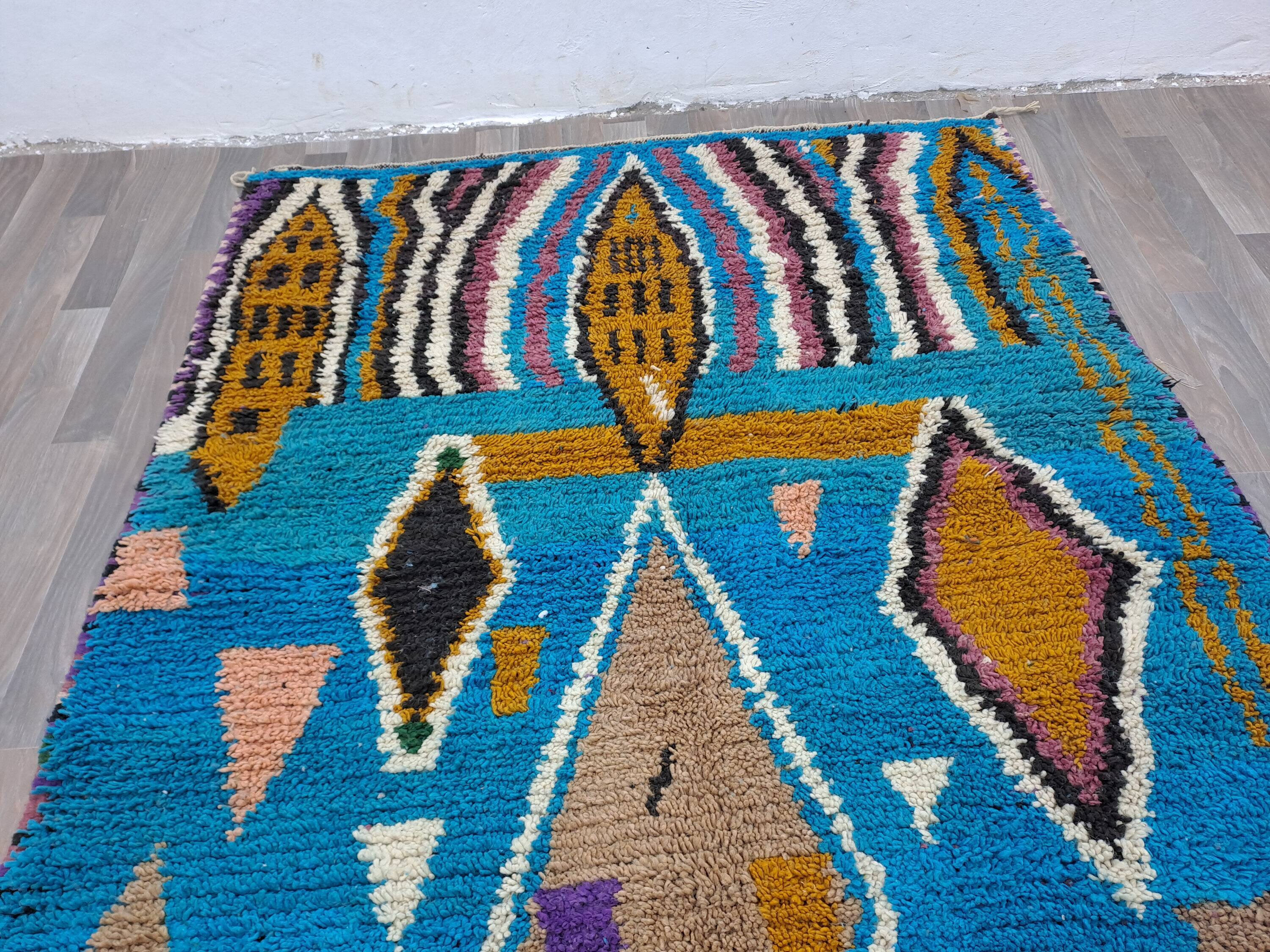 Large Moroccan rug made of natural wool, dimensions 250x150 cm, handmade.