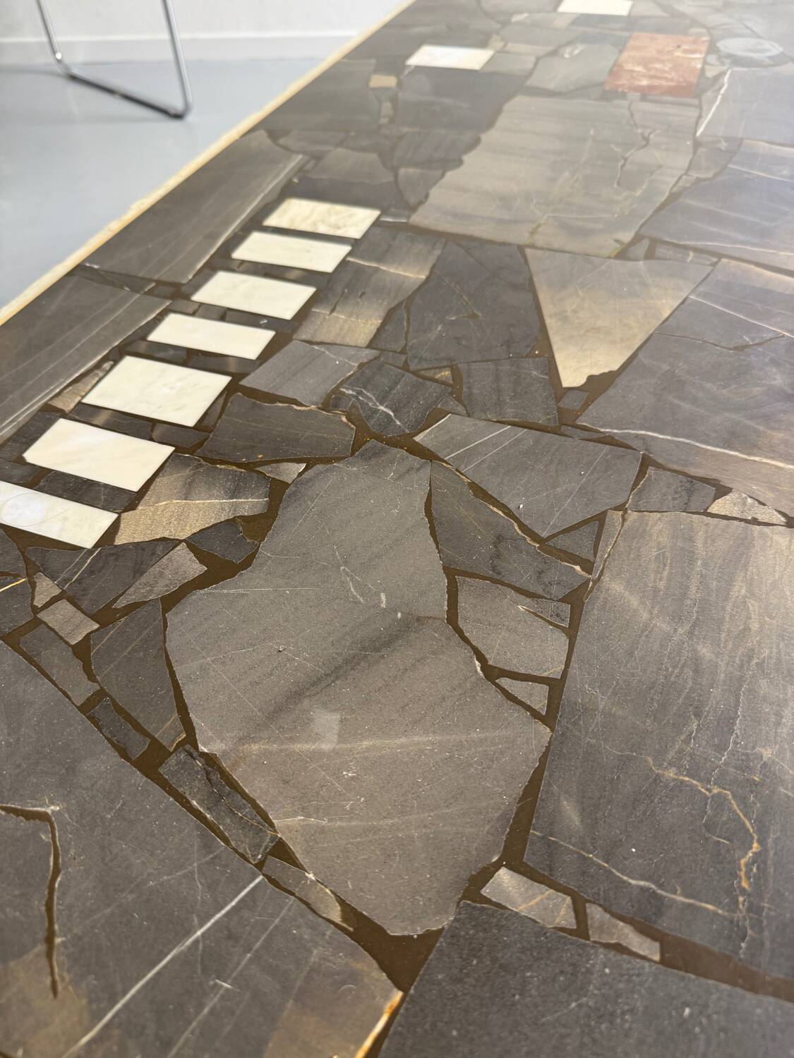 Ancienne table basse en pierre mosaïque design années 70 pied métal vintage