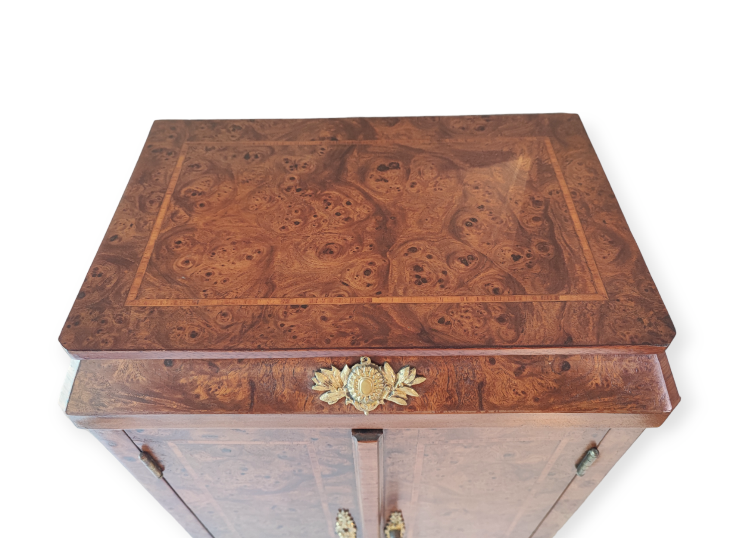 Armoire miniature en noyer Burr