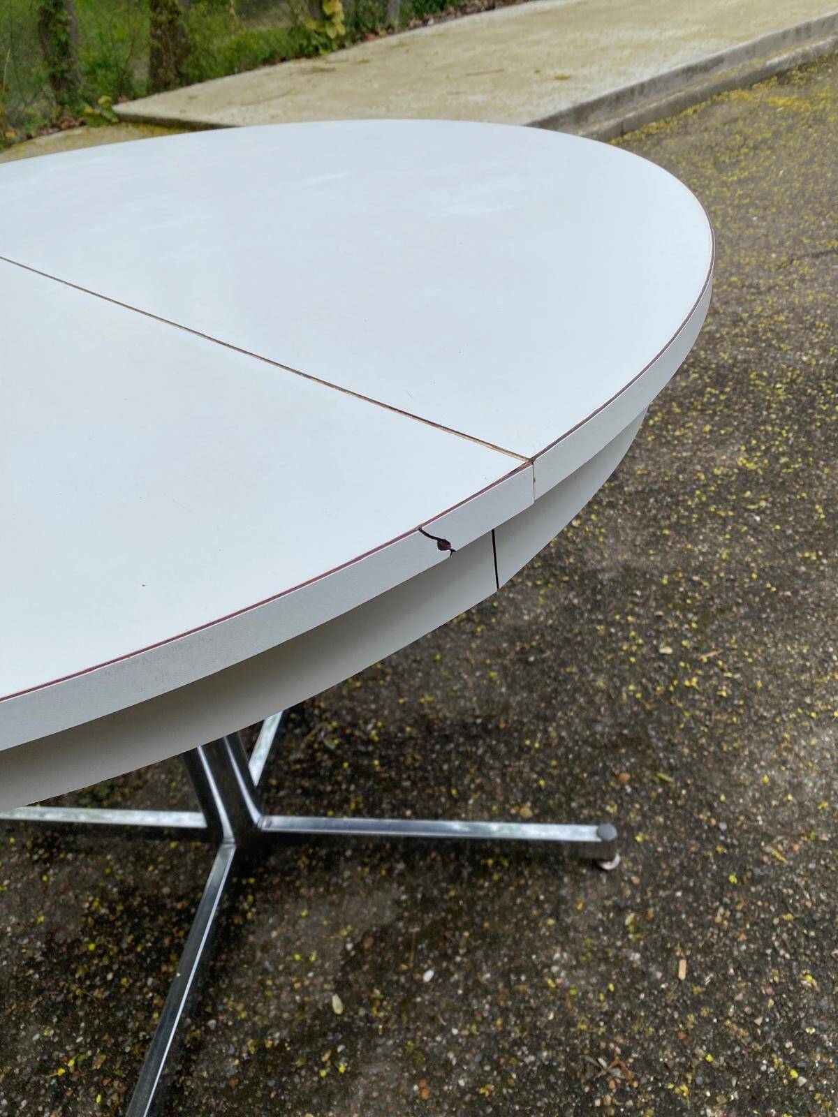 White dining table with a central tulip base, extendable to 100cm.