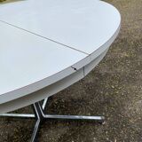 White dining table with a central tulip base, extendable to 100cm.