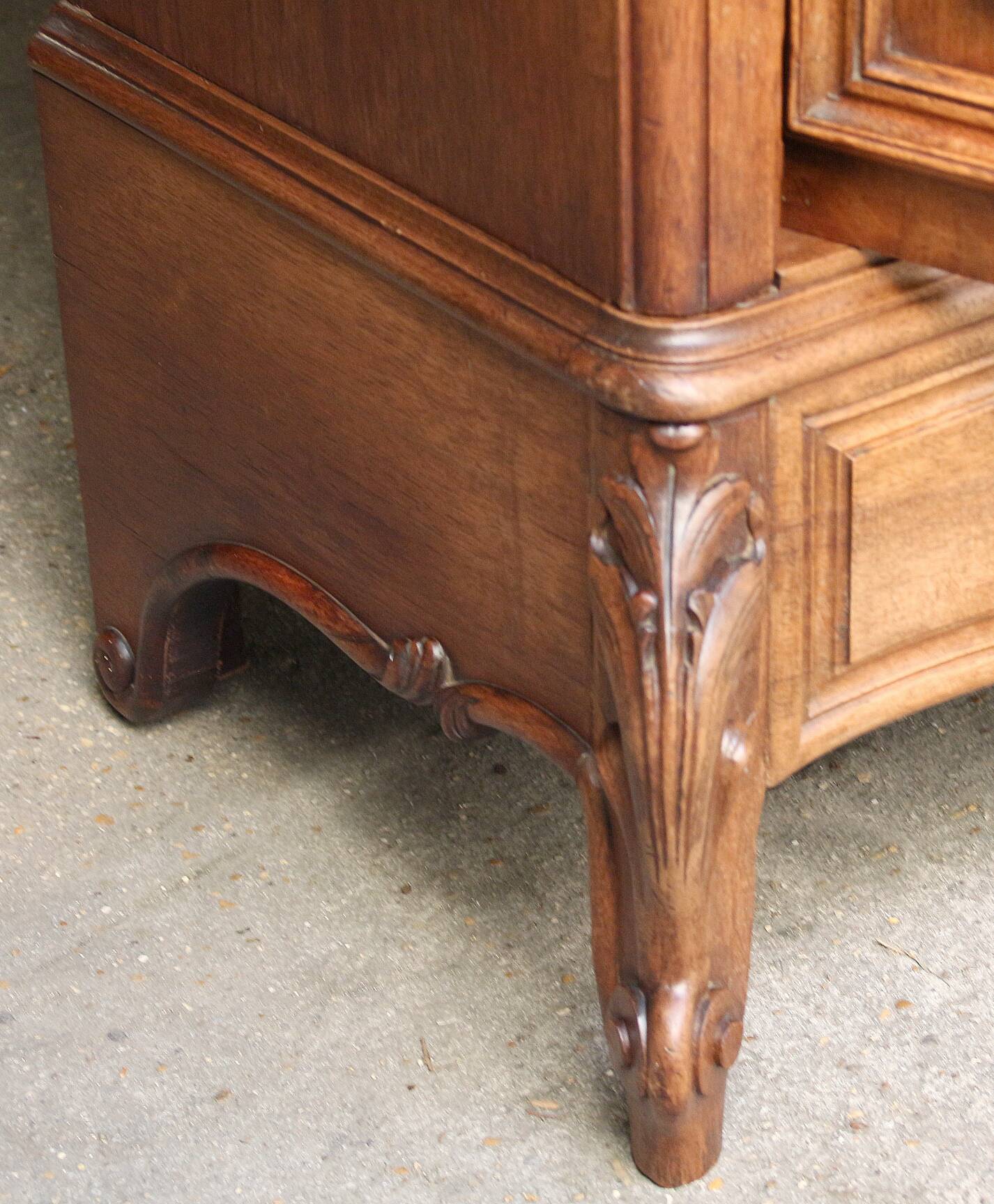 Armoire en noyer vers 1880