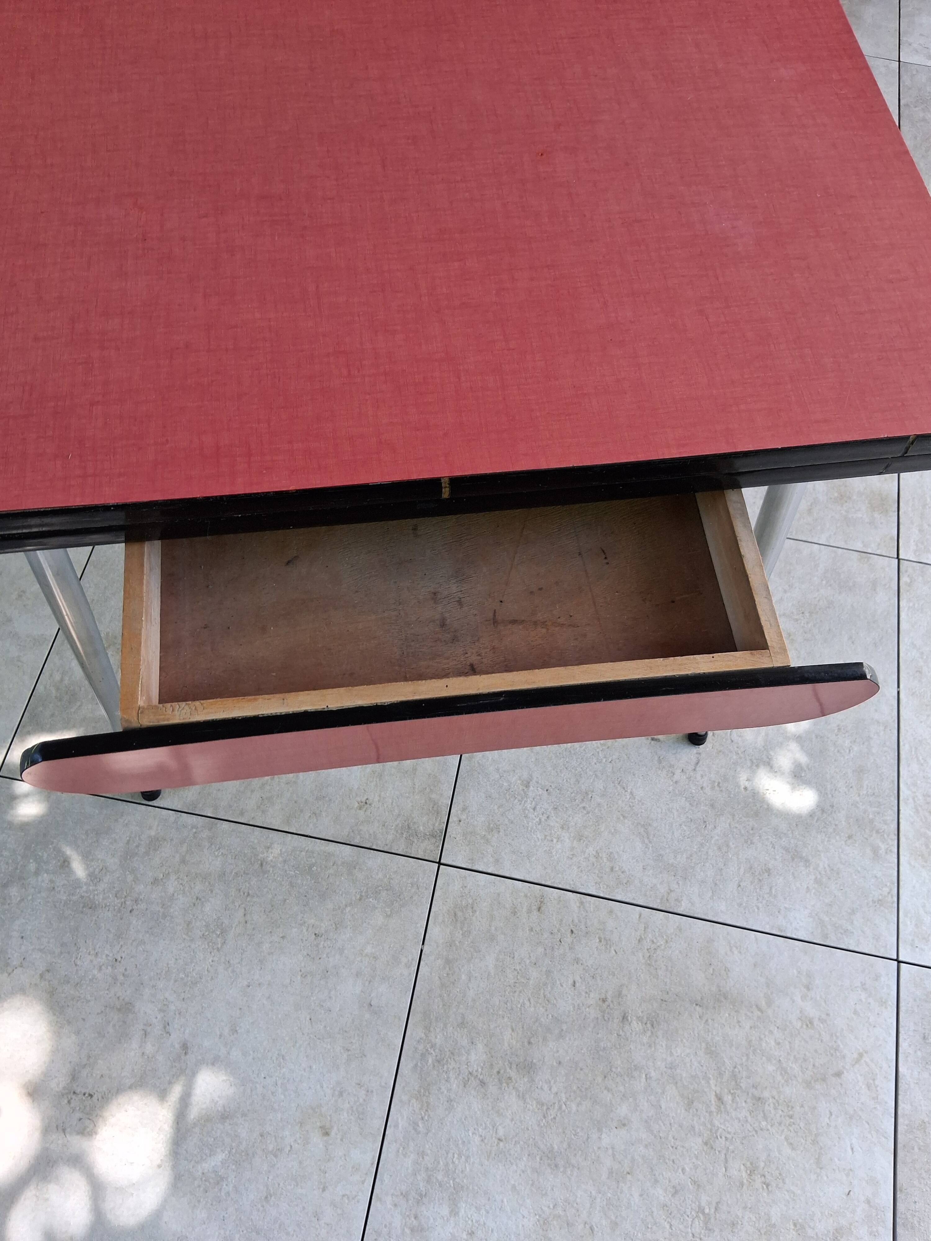 Table de cuisine vintage en formica framboise – 2 tiroirs & 2 rallonges – a